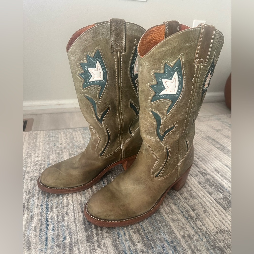 Frye size 9 Green Western Cowboy Boots with Embroidered Design
